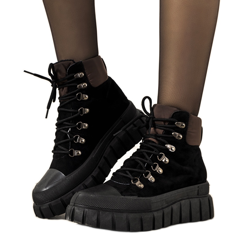 Fekete, hőszigetelt, fűzős női cipő a Calabresi cégtől barna