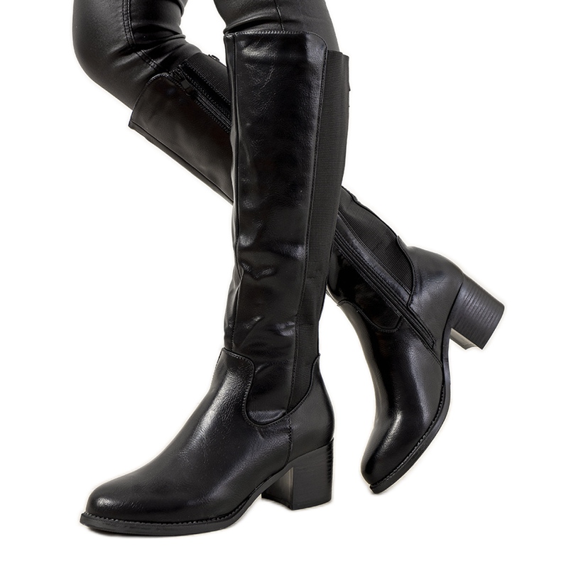 Fekete csizma a szigetelt Jurado oszlopon