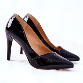 Lakkozott tűsarkú Spitz Monnari 0110-M20 Fekete