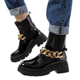 Fekete lakkozott bokacsizma Tapia lánccal