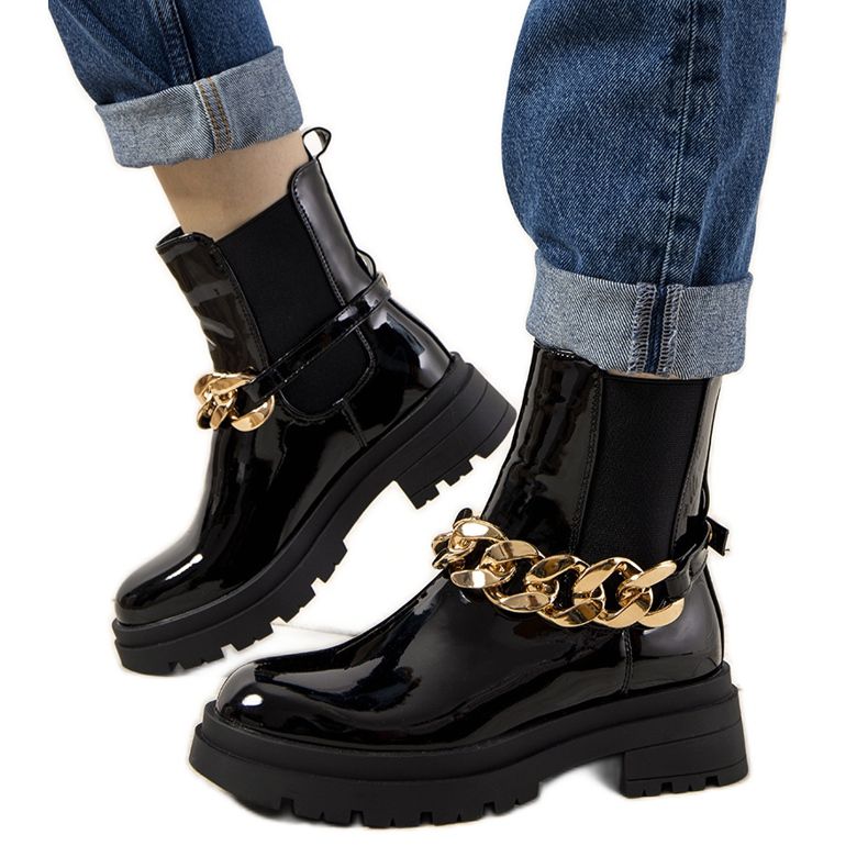 Fekete lakkozott bokacsizma Tapia lánccal