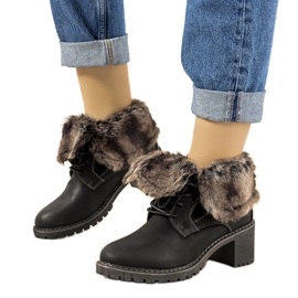 Fekete szigetelt csizma Varrone bundával