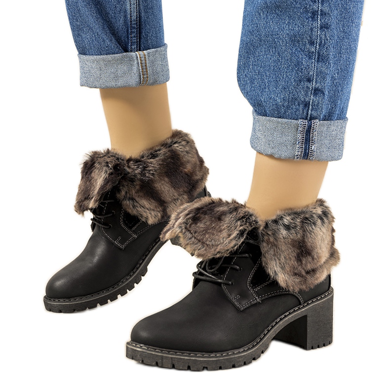 Fekete szigetelt csizma Varrone bundával