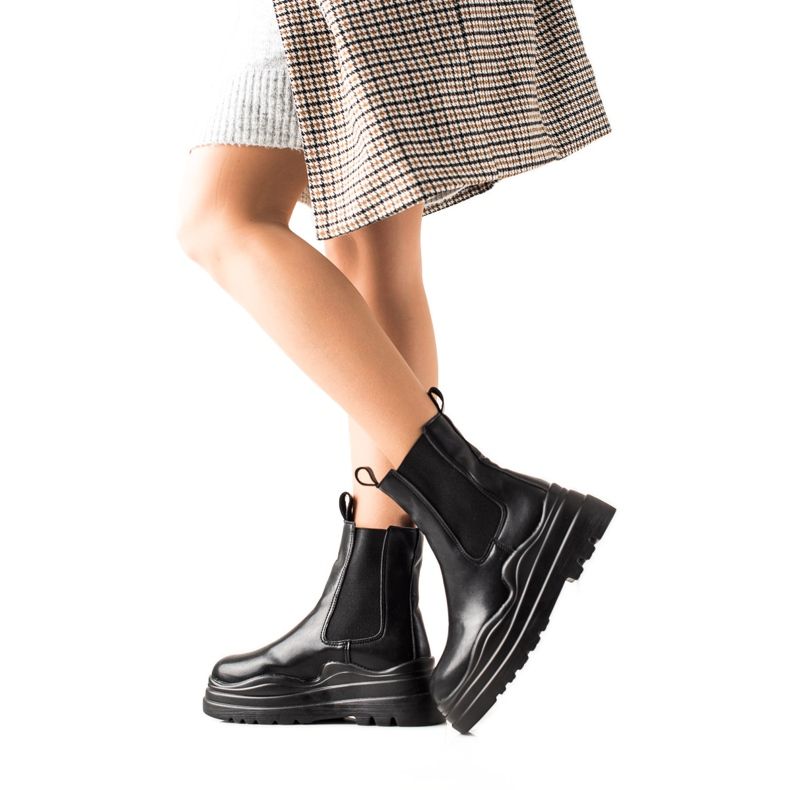 TRENDI Chelsea csizma a divat platformon fekete