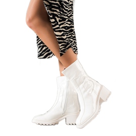 Bella Paris Fehér lakkozott csizma Bella Paris Fehér lakkozott csizma