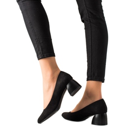 M.Daszyński Fekete pumpák alacsony sarkú cipőben