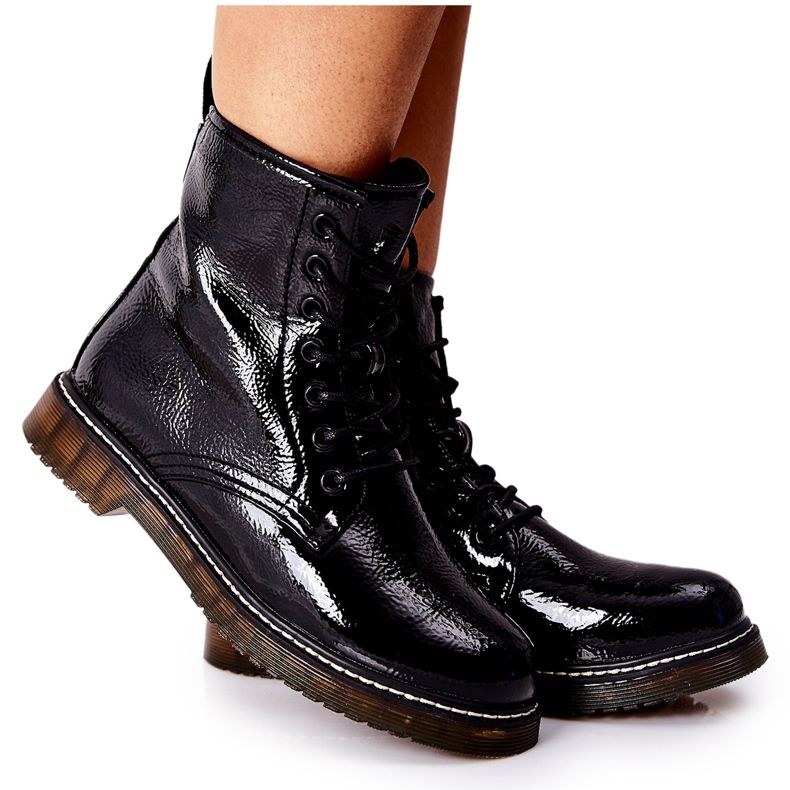 PE1 Lakkozott munkászsákok egy fekete csúszkán