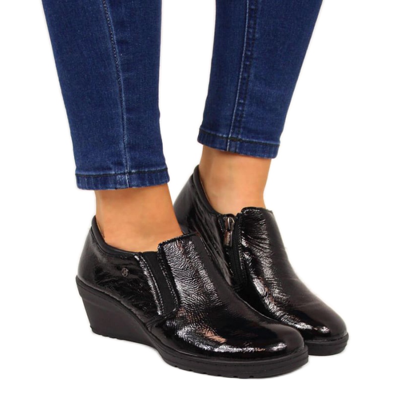 Lakkozott bőr cipő Helios W 389 fekete