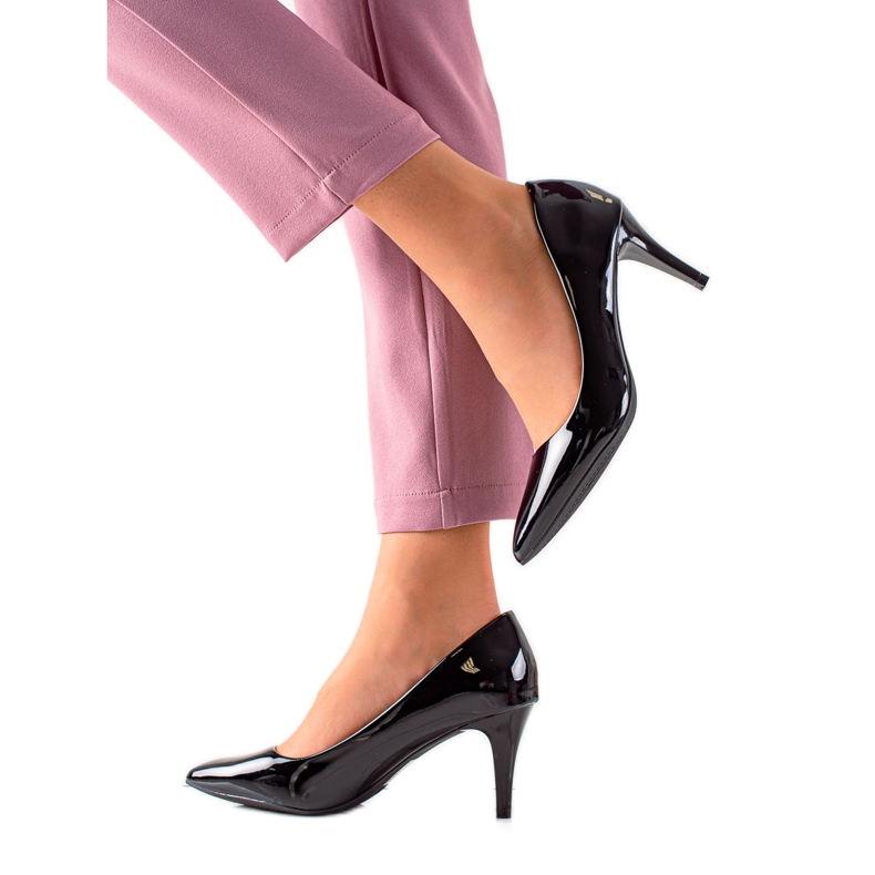 Clowse Elegáns lakkozott sarkú cipő fekete