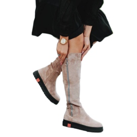 Liana bézs lapos díszítésű csizma