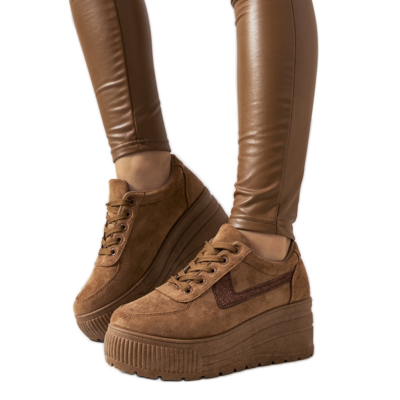 Barna tornacipő magas növényi talppal