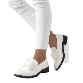 Khale fehér lakkozott cipő