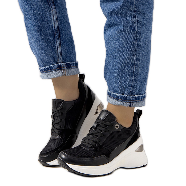 Fekete tornacipő a Cleveland Wedge-n