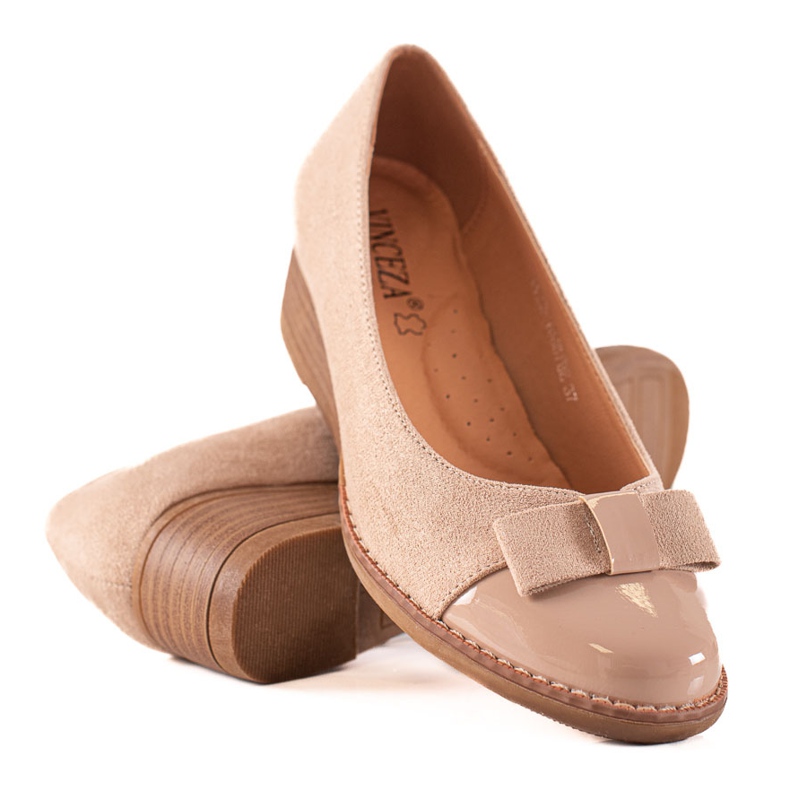 Vinceza brokáttal ellátott szivattyúk bézs