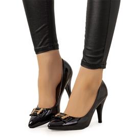 Bézs színű szivattyúk drága tűsarkún fekete Bézs színű szivattyúk drága tűsarkún fekete