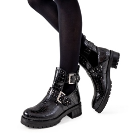 Rolen fehér csizma kivágásokkal fekete