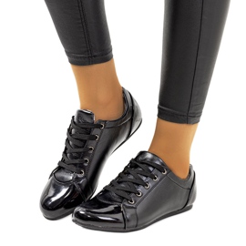 Fekete cipő lakkozott orrral a Parady márkától