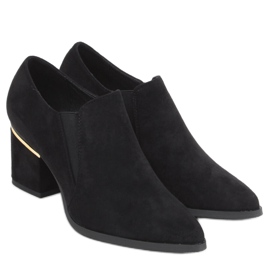 Brenda fekete magassarkú