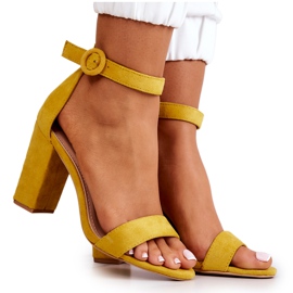 FB2 Sárga Hattie Velúr Szandál Egy Bárban