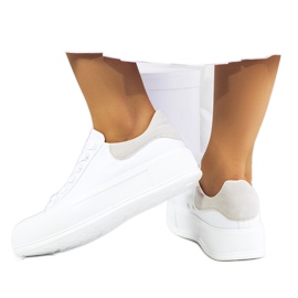 Fehér tornacipő a Venancia platformon Fehér tornacipő a Venancia platformon