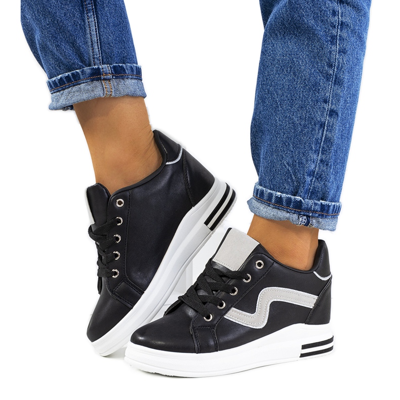 Fekete tornacipő a Piazza éken