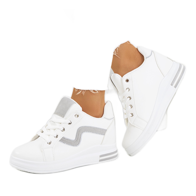 Fehér tornacipő a Piazza éken