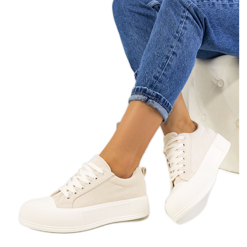 Bézs színű tornacipő a Babbete platformon