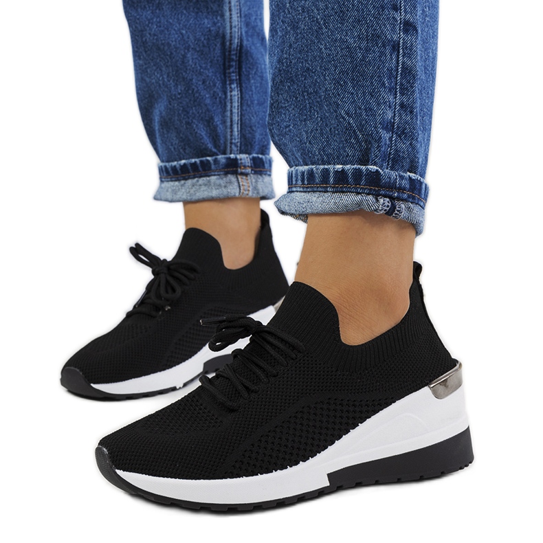 Fekete tornacipő a Sabelia éken