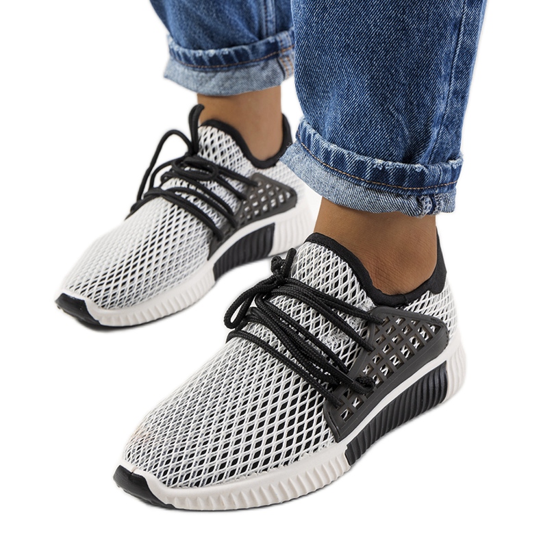 A márka fekete-fehér sportcipői Coles