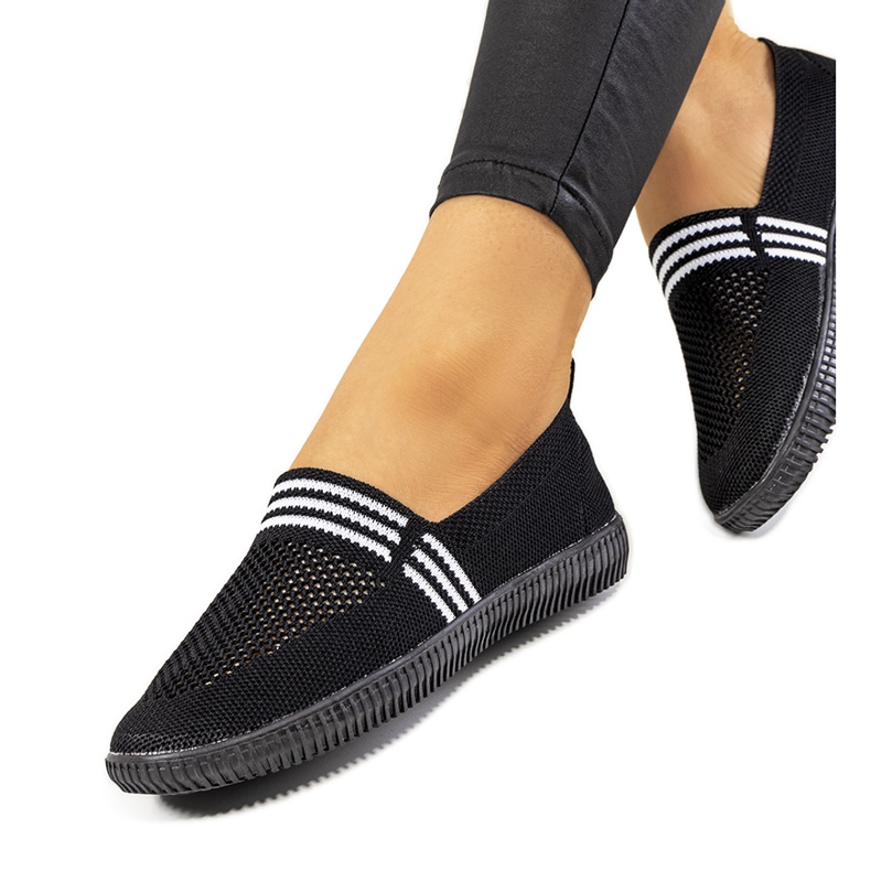 Fekete Tanya áttört tornacipő