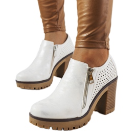 Ezüst cipő Noémi posztján fehér