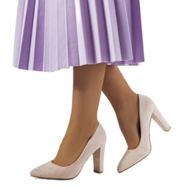 Bézs színű pumpák az Ortiz poszton szürke