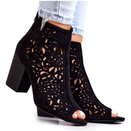 FB1 Fekete áttört csizma Egy Post Bretagne-ban