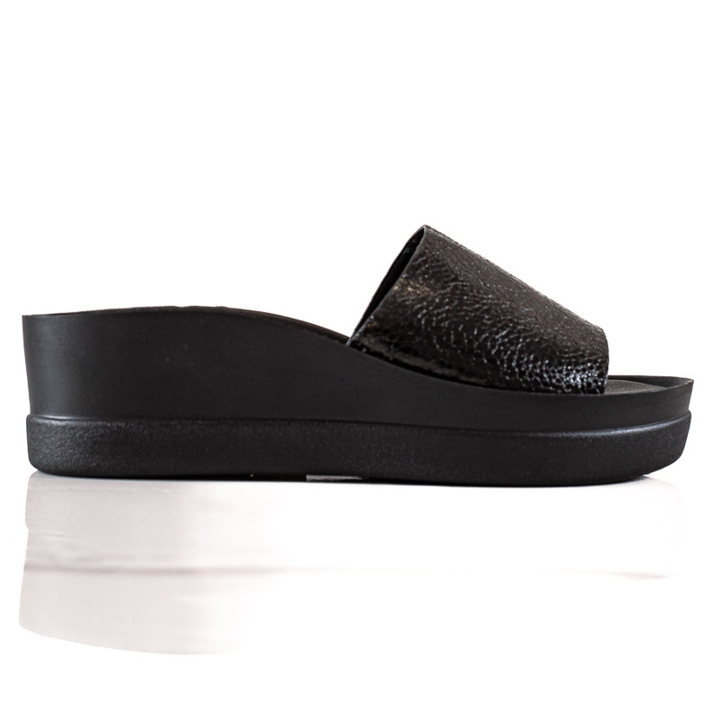 Goodin Fekete papucs a platformon