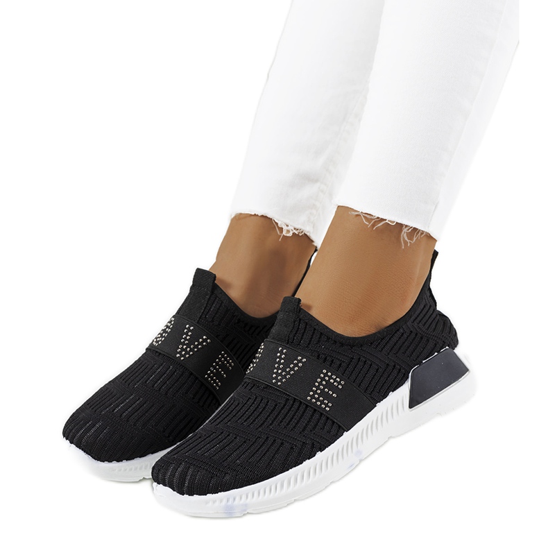 A márka fekete sportcipője Brian