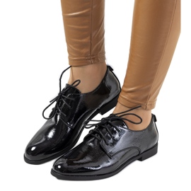 Fekete lakkozott női cipő Gardi