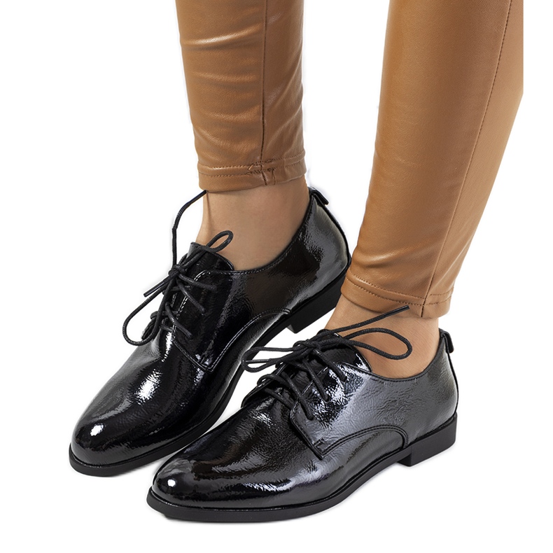 Fekete lakkozott női cipő Gardi