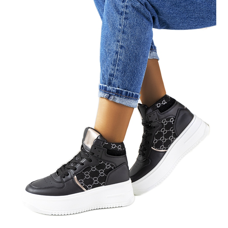 Fekete tornacipő a Dennis platformon