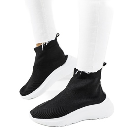 Fekete magasszárú tornacipő a Jennifertől