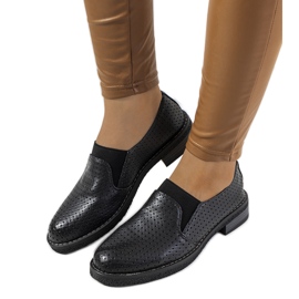 Fekete áttört cipő a Nilde márkától