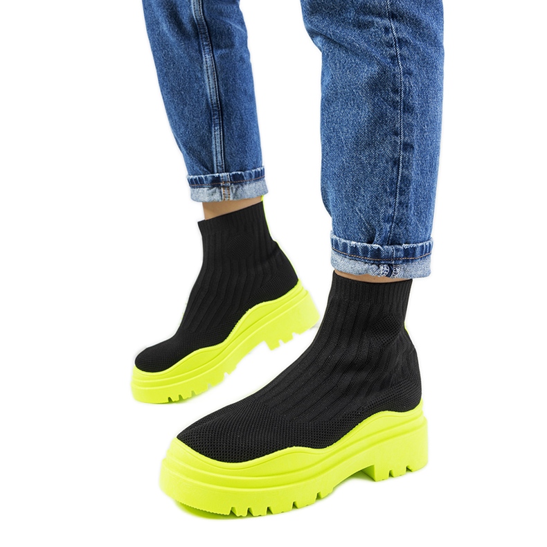 Fekete-zöld magasszárú tornacipő a Marks-tól Fekete-zöld magasszárú tornacipő a Marks-tól