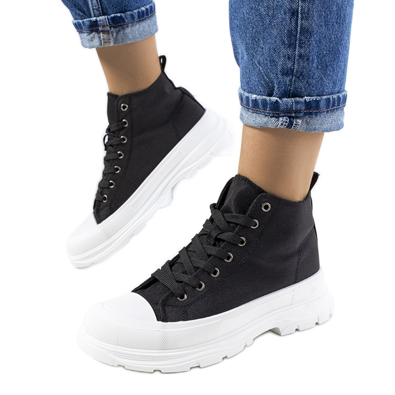 Fekete bokáig érő tornacipő a Boyes platformon