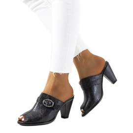 Fekete papucs a Lucinda-oszlopon