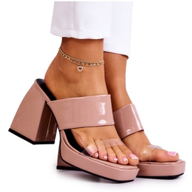 FM1 Lakkozott Papucsok Egy Seattle-i Sötétbézs Bárban FM1 Lakkozott Papucsok Egy Seattle-i Sötétbézs Bárban