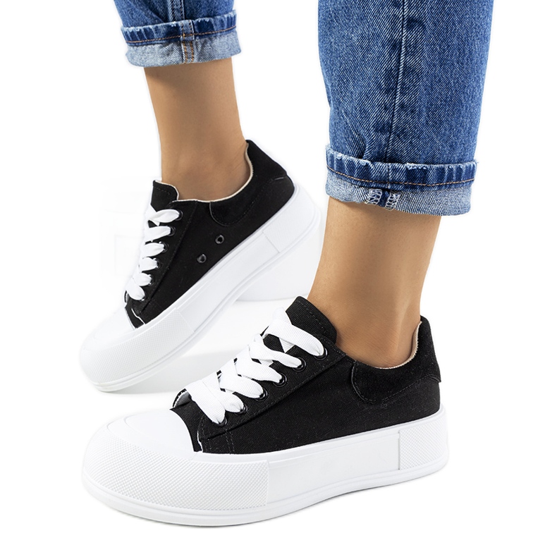 Fekete tornacipő a Venancia platformon