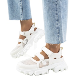 A Djurs fehér tornacipői traktortalppal A Djurs fehér tornacipői traktortalppal