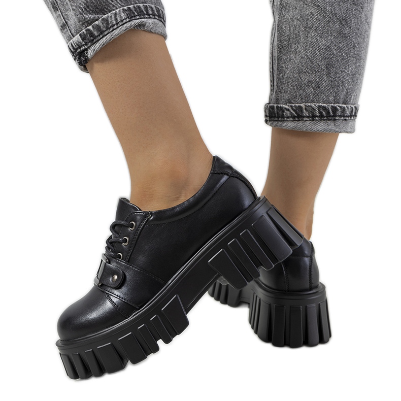 Fekete cipő traktortalpon a Sallie-tól