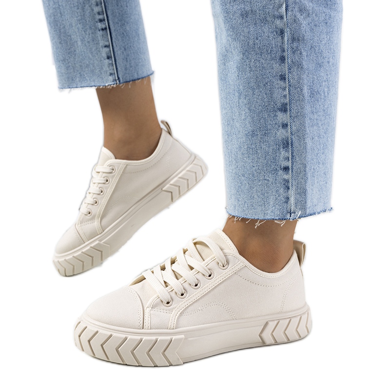 Bézs színű tornacipő a Clarence platformon