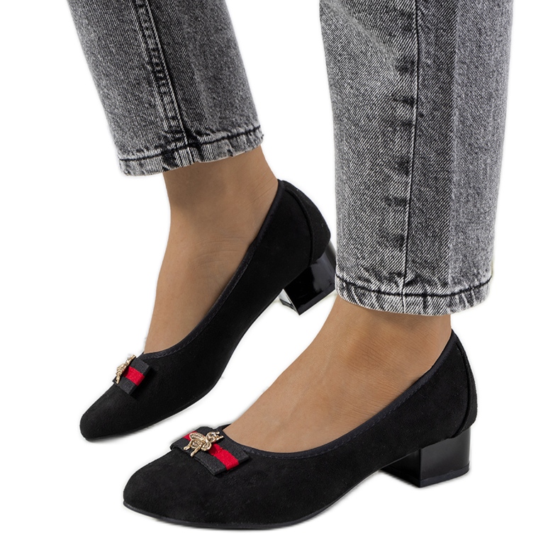 Fekete pumpák Vijver csokornyakkendővel Fekete pumpák Vijver csokornyakkendővel