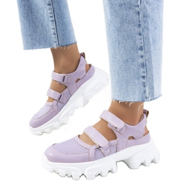 Lila tornacipő traktortalppal a Djurs-tól